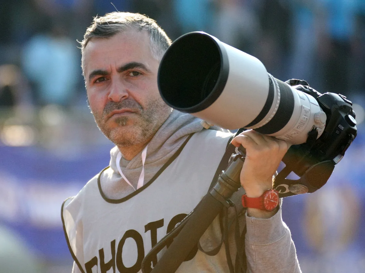 Fotógrafo deportivo cubriendo una carrera con un teleobjetivo