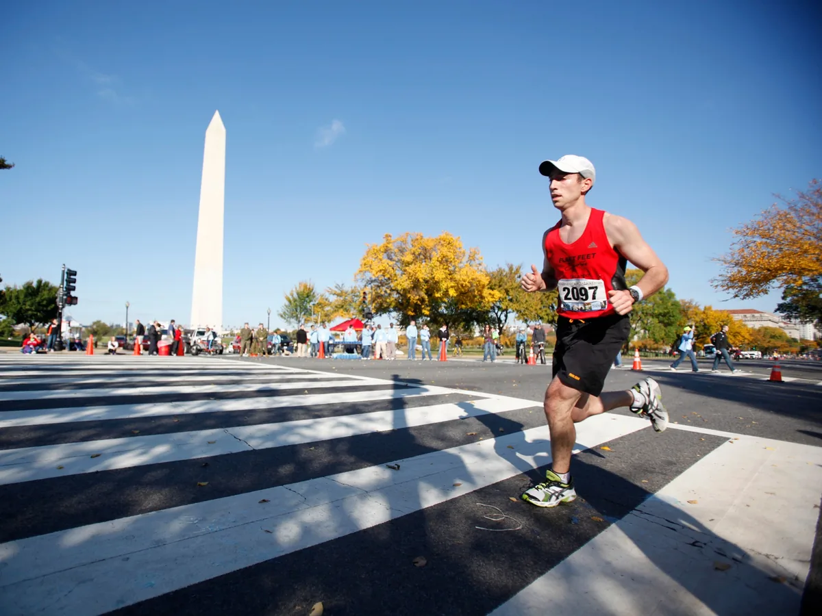 Corredor con su número de dorsal visible durante una carrera urbana